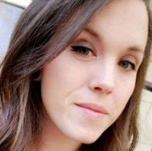 Meet your Posher, Caitlin